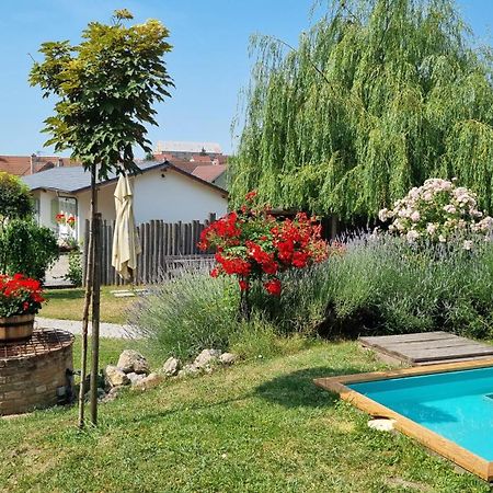 La Bobul Apartments Drnholec Bagian luar foto