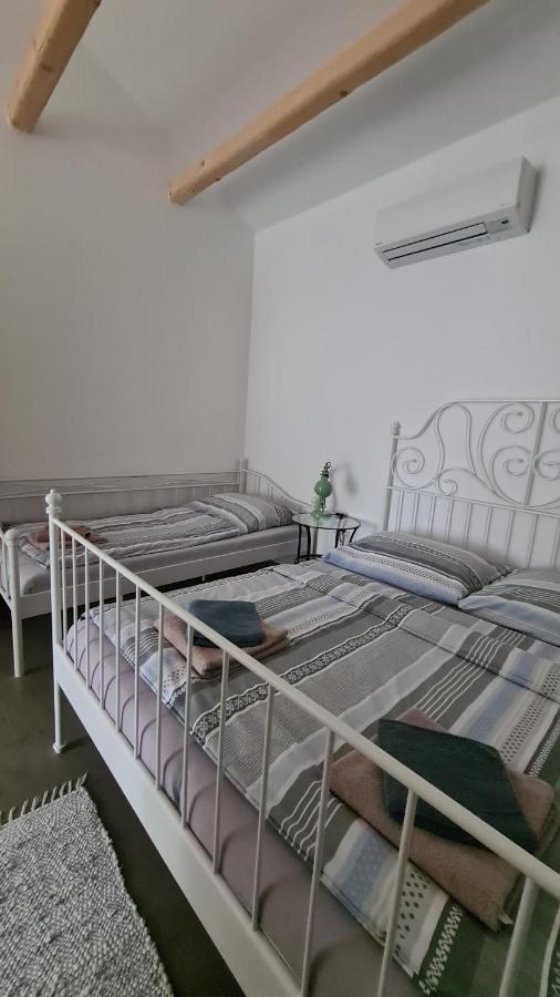 La Bobul Apartments Drnholec Bagian luar foto