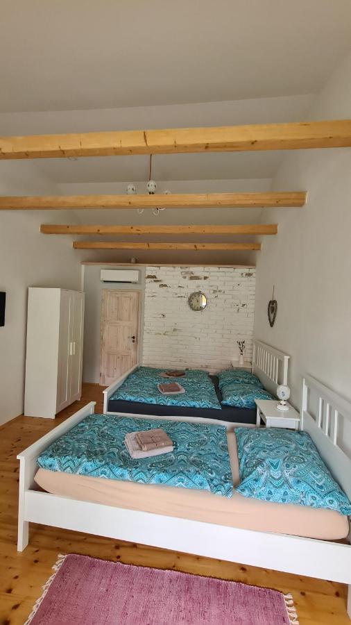 La Bobul Apartments Drnholec Bagian luar foto