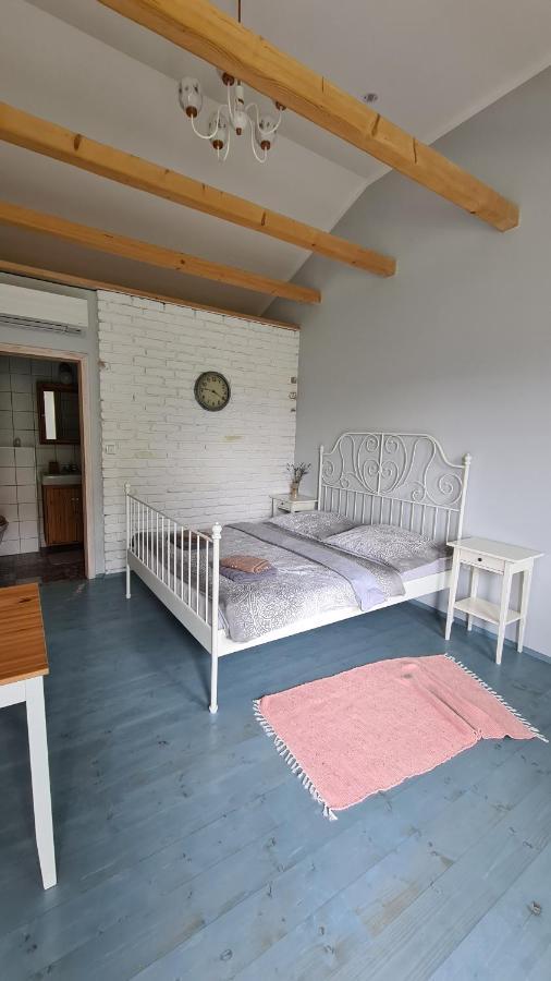 La Bobul Apartments Drnholec Bagian luar foto
