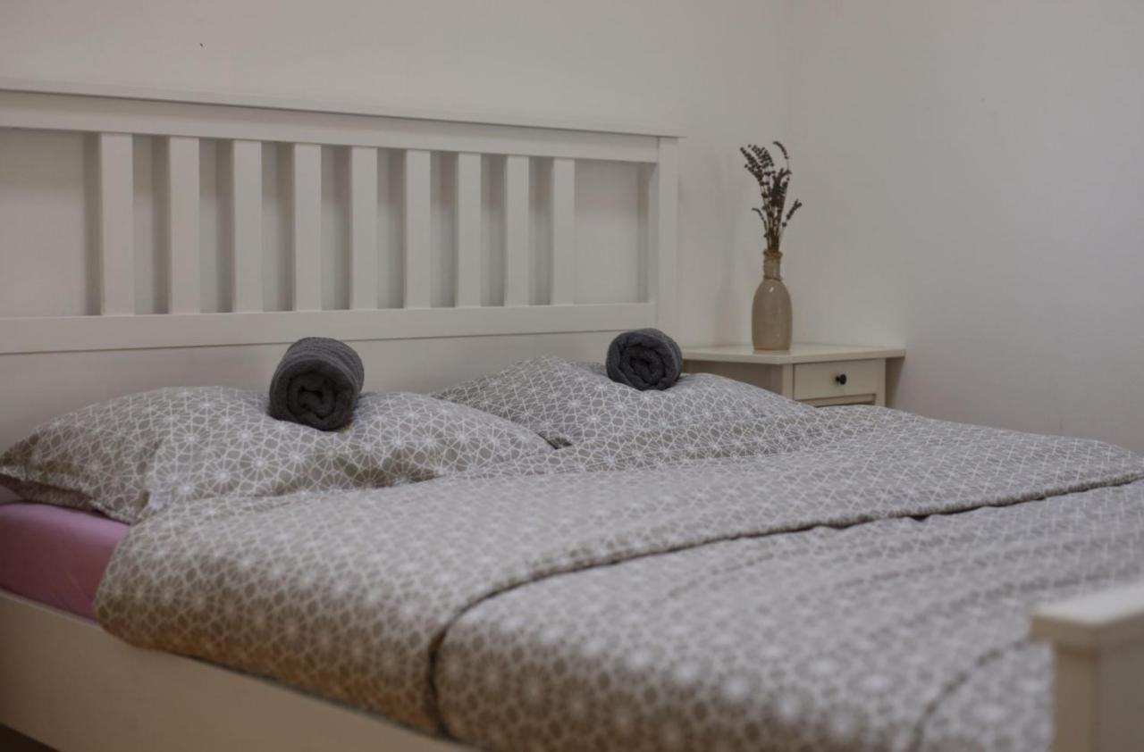 La Bobul Apartments Drnholec Bagian luar foto