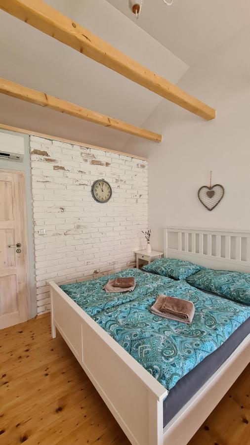 La Bobul Apartments Drnholec Bagian luar foto