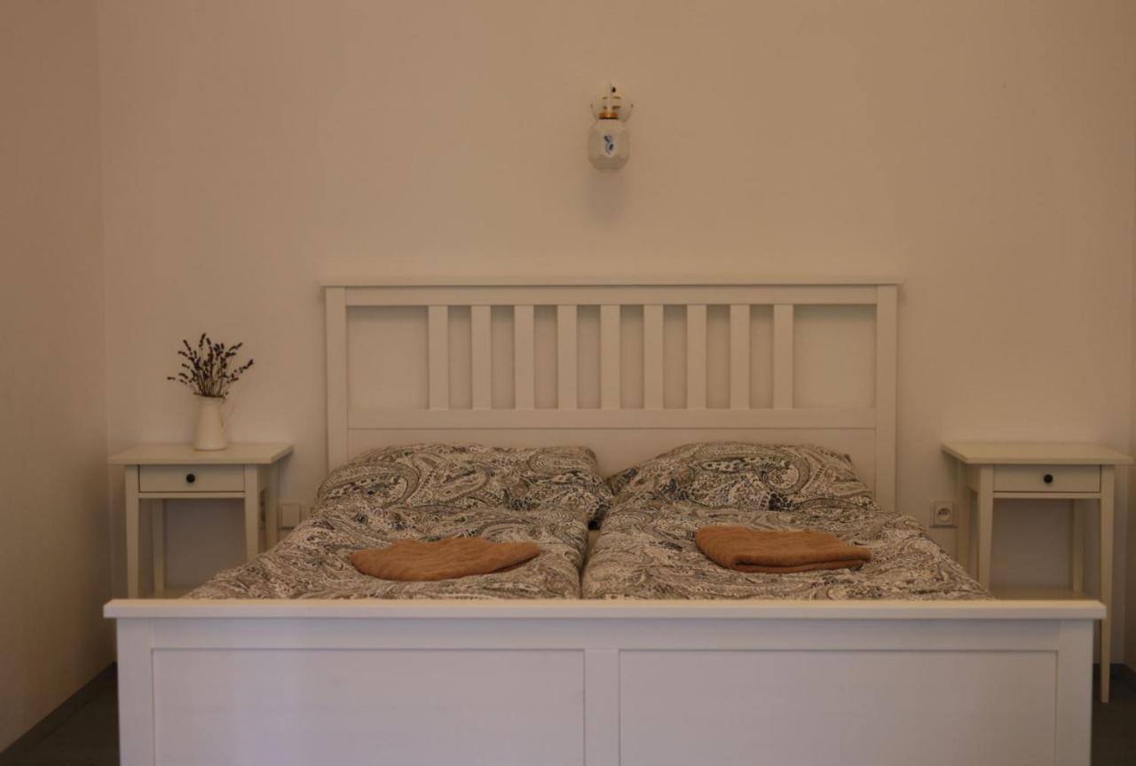 La Bobul Apartments Drnholec Bagian luar foto