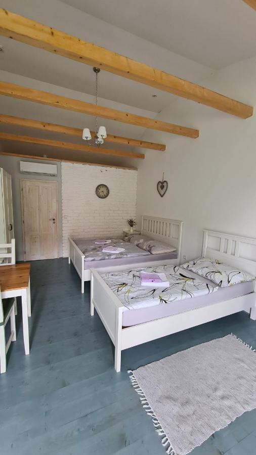 La Bobul Apartments Drnholec Bagian luar foto