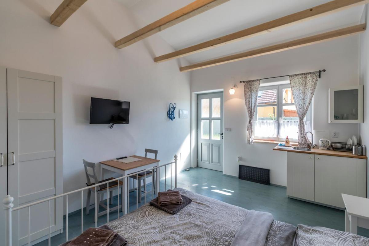 La Bobul Apartments Drnholec Bagian luar foto