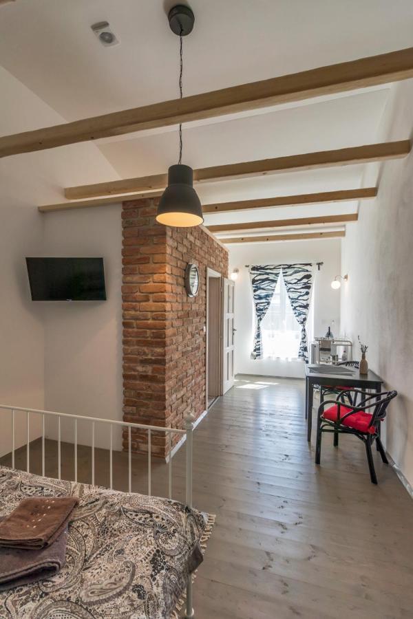 La Bobul Apartments Drnholec Bagian luar foto