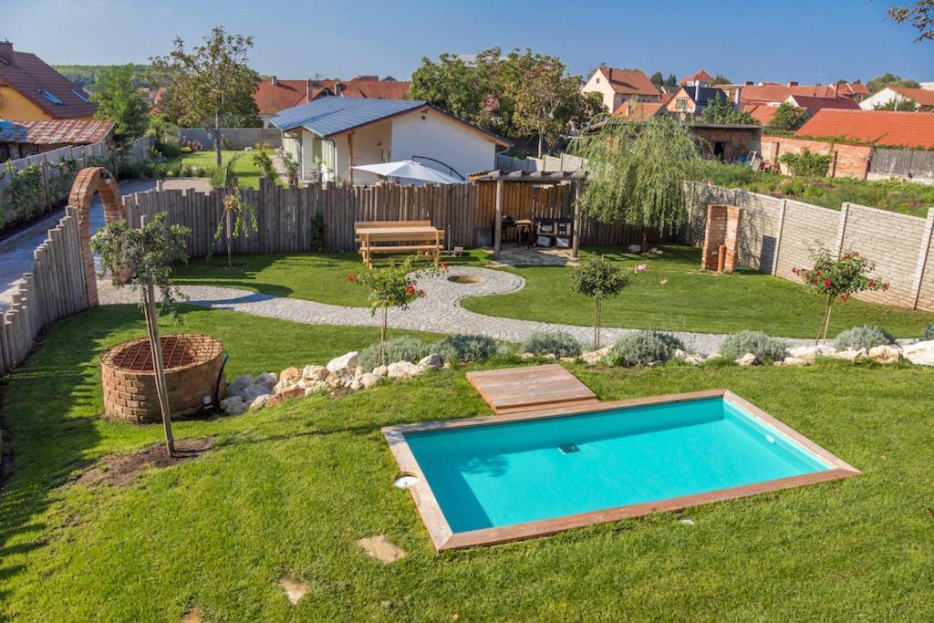 La Bobul Apartments Drnholec Bagian luar foto