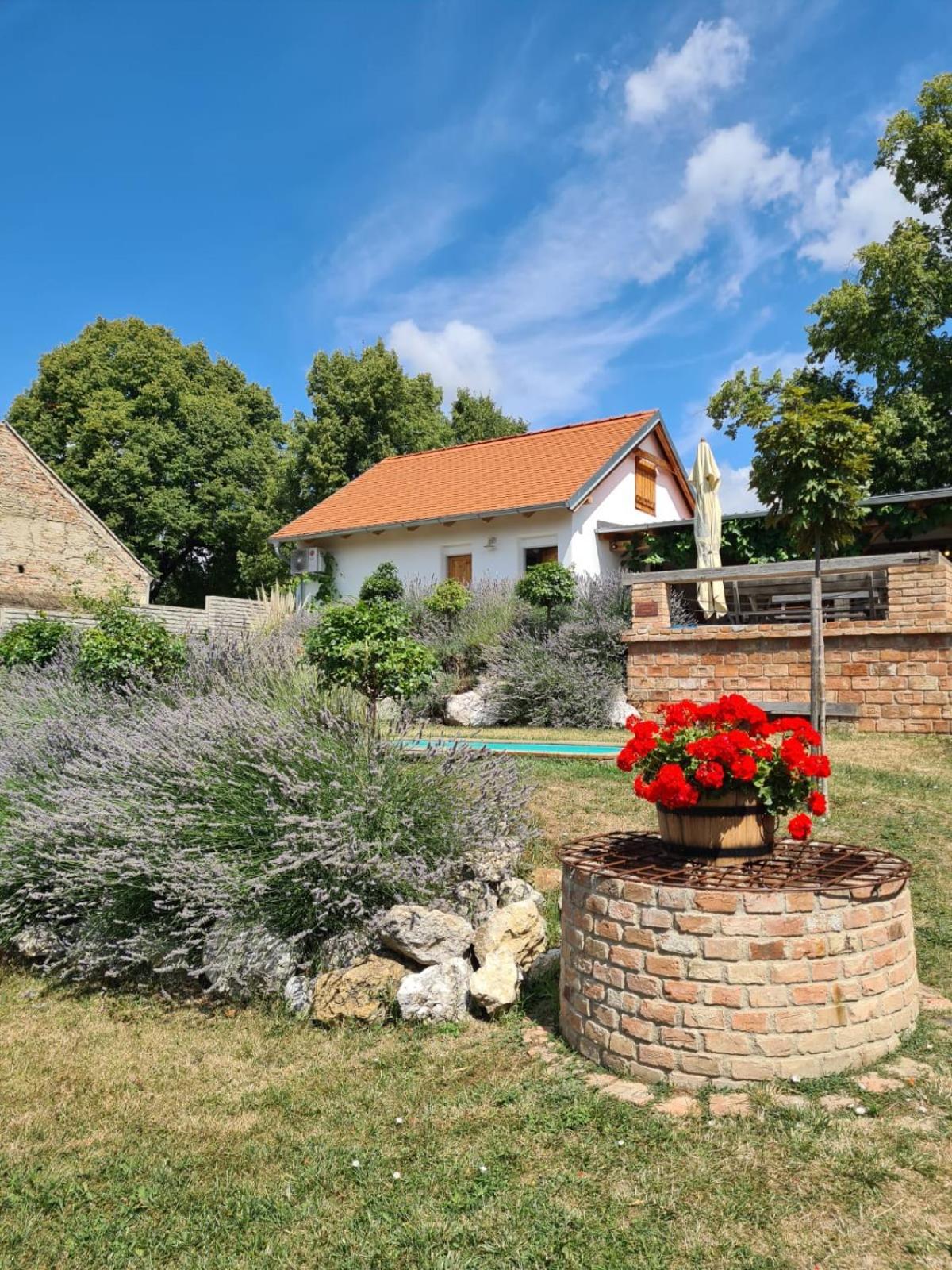 La Bobul Apartments Drnholec Bagian luar foto