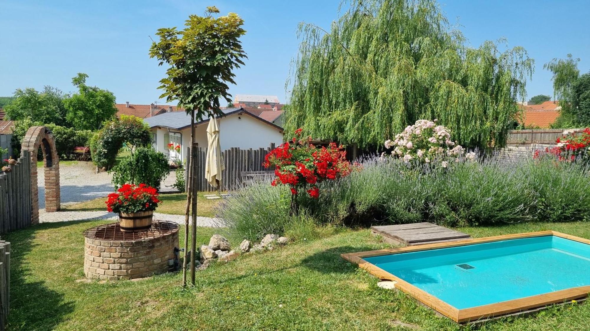 La Bobul Apartments Drnholec Bagian luar foto