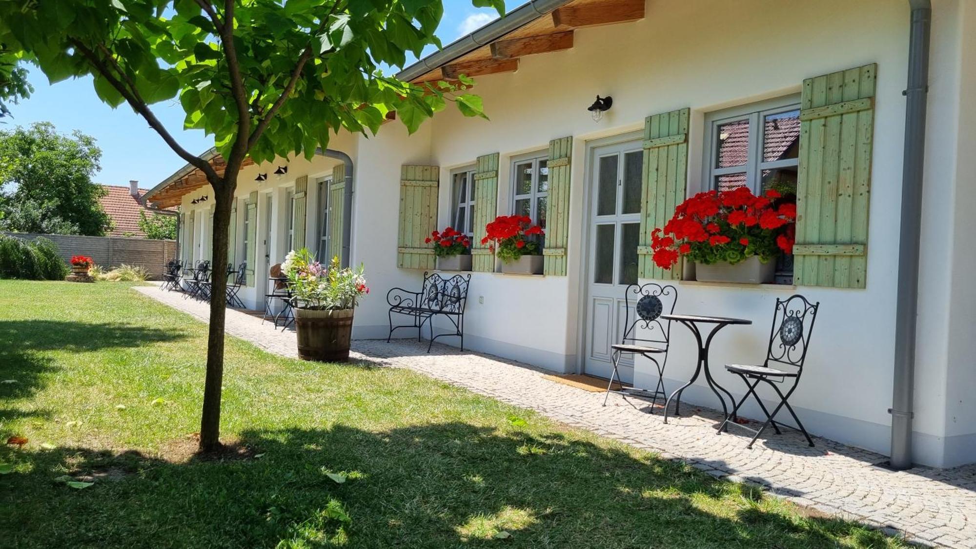 La Bobul Apartments Drnholec Bagian luar foto