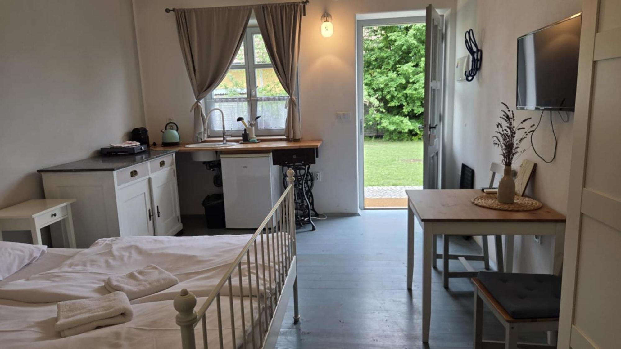 La Bobul Apartments Drnholec Bagian luar foto