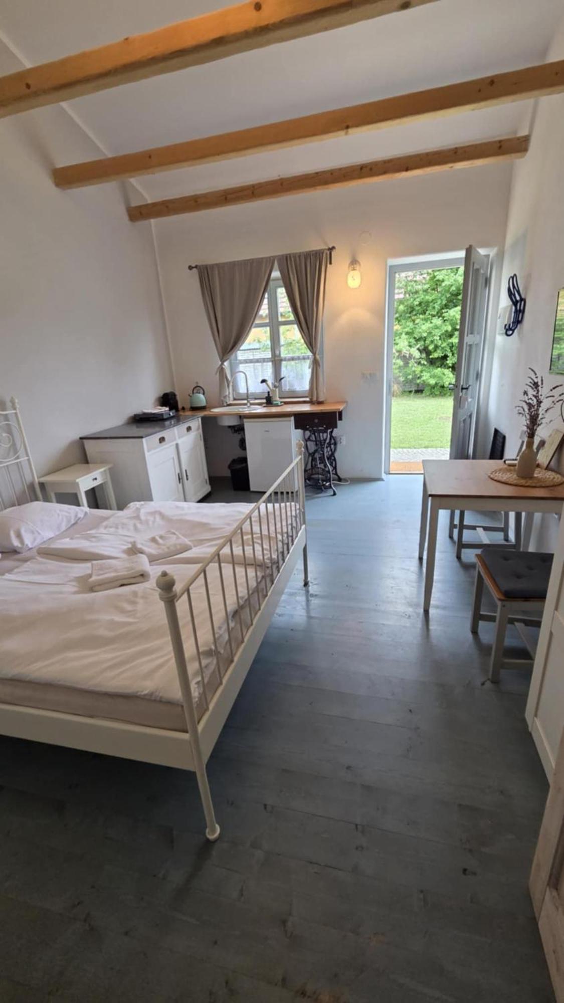 La Bobul Apartments Drnholec Bagian luar foto