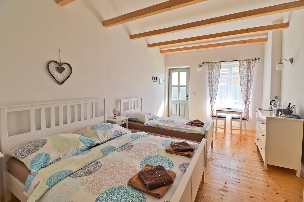 La Bobul Apartments Drnholec Bagian luar foto