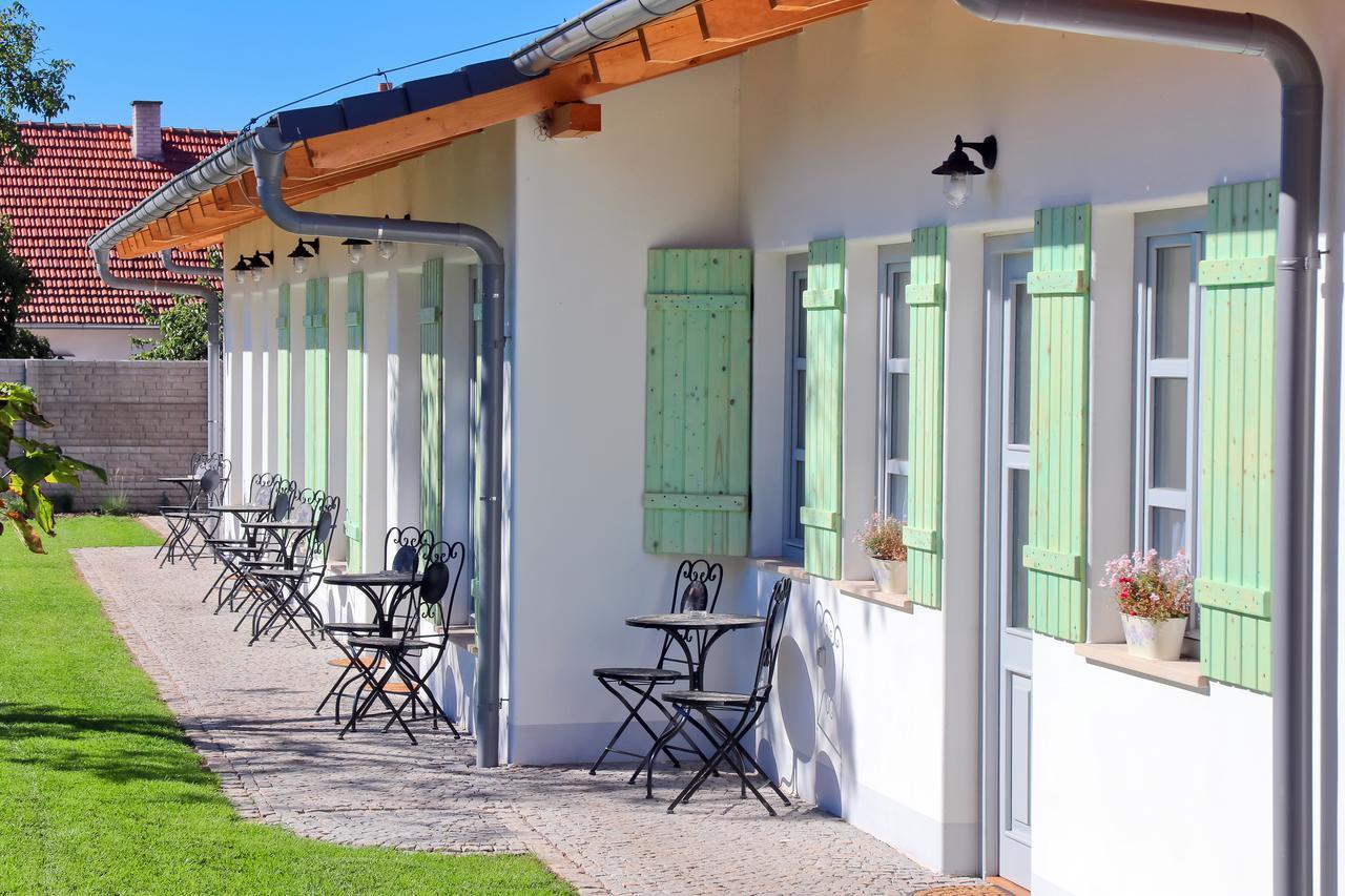 La Bobul Apartments Drnholec Bagian luar foto