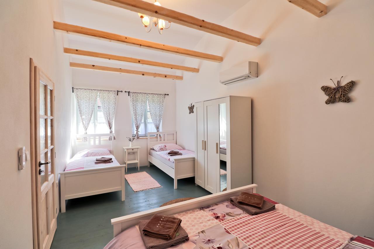 La Bobul Apartments Drnholec Bagian luar foto