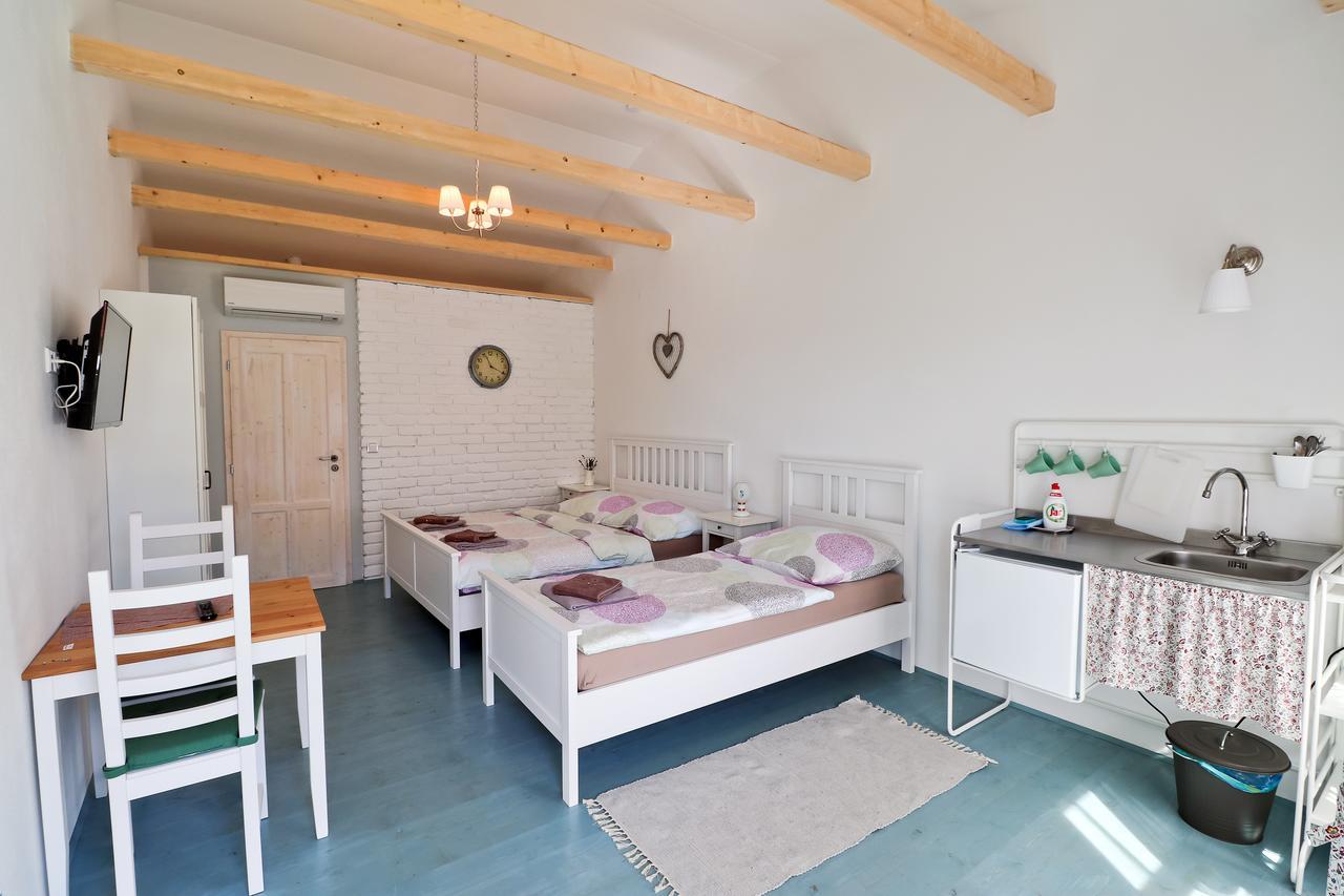 La Bobul Apartments Drnholec Bagian luar foto