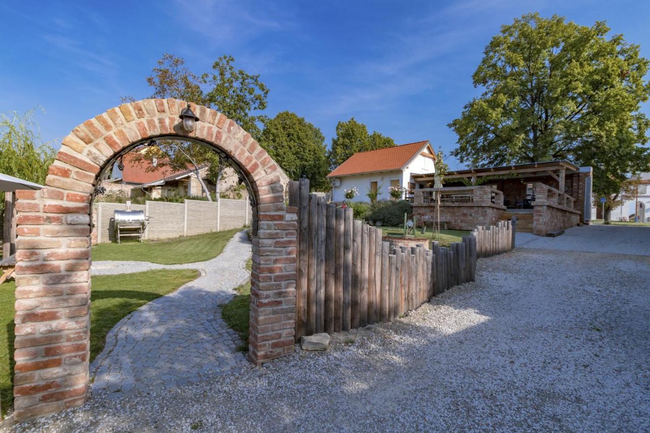 La Bobul Apartments Drnholec Bagian luar foto