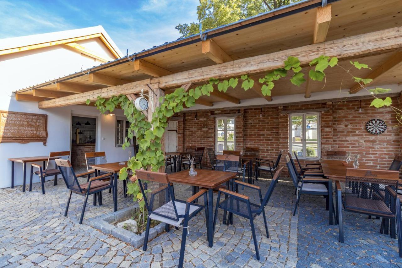 La Bobul Apartments Drnholec Bagian luar foto