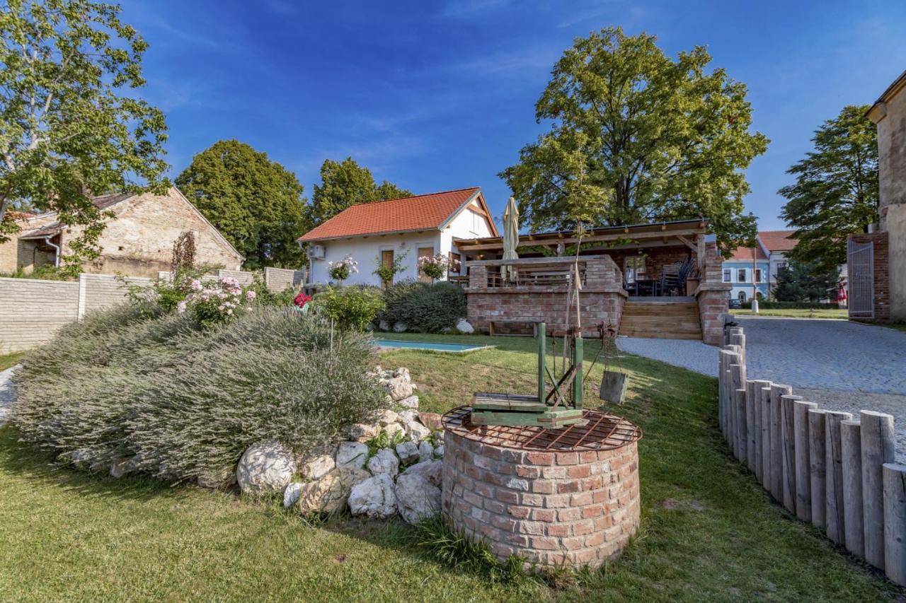 La Bobul Apartments Drnholec Bagian luar foto